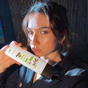 A Linha Flora Vegan contem fórmulas 100% veganas, livres de ingredientes de origem animal e pensadas para quem busca produtos naturais, essa linha é um presente para os cabelos.